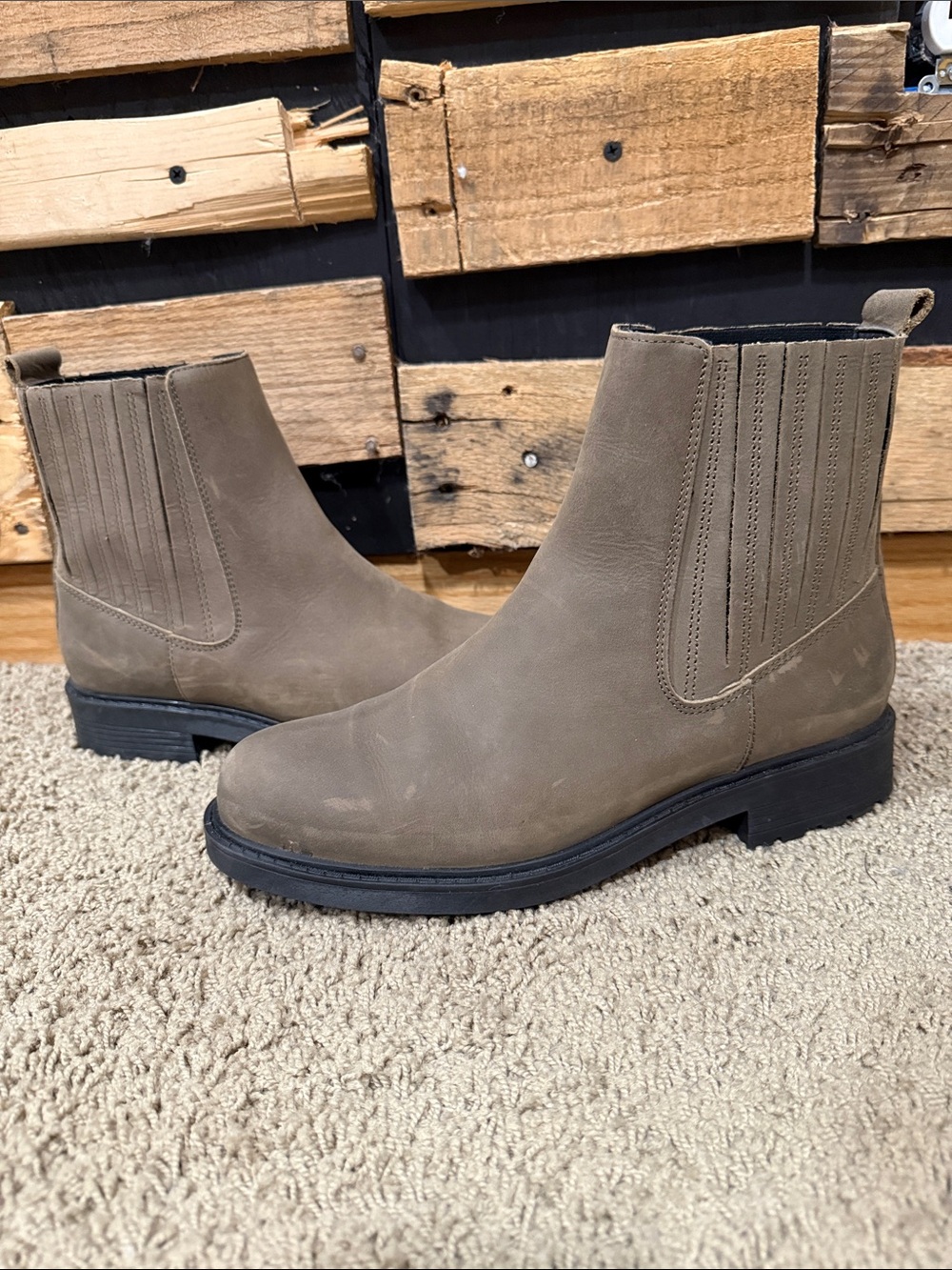 Clarks Orinoco 2 Boots Womens 9.5 Wide
Casual Ankle Pleated Boot Taupe Leather